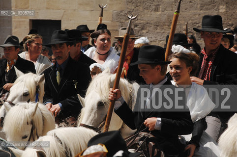 ARLES (FRANCE, PROVENCE) 1 MAY 2008 - 1 MAY HOLIDAY - FETE DES GARDIANS - HOLIDAY OF THE CAMARGUE CATTLE FARMER AND ELECTION OF ARLES QUEEN IN PLACE DE LA REPUBLIQUE ©Graziano Arici/Rosebud2 CAVALLO FESTA DEI GARDIANS COSTUME MAGGIO GIOIELLO PROVENZA CAPPELLO BAMBINO GEO