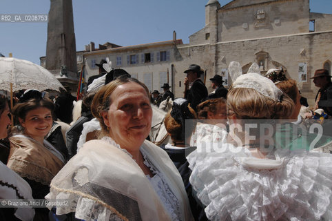 ARLES (FRANCE, PROVENCE) 1 MAY 2008 - 1 MAY HOLIDAY - FETE DES GARDIANS - HOLIDAY OF THE CAMARGUE CATTLE FARMER AND ELECTION OF ARLES QUEEN IN PLACE DE LA REPUBLIQUE ©Graziano Arici/Rosebud2 CAVALLO FESTA DEI GARDIANS COSTUME MAGGIO GIOIELLO PROVENZA CAPPELLO BAMBINO GEO