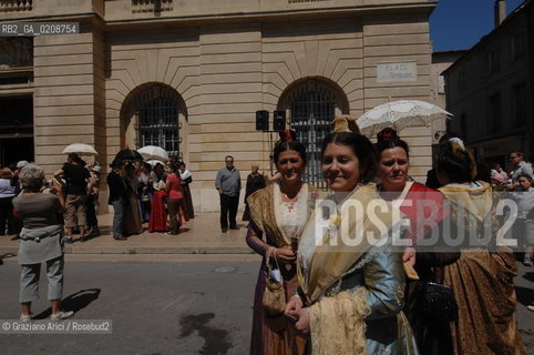 ARLES (FRANCE, PROVENCE) 1 MAY 2008 - 1 MAY HOLIDAY - FETE DES GARDIANS - HOLIDAY OF THE CAMARGUE CATTLE FARMER AND ELECTION OF ARLES QUEEN IN PLACE DE LA REPUBLIQUE ©Graziano Arici/Rosebud2 CAVALLO FESTA DEI GARDIANS COSTUME MAGGIO GIOIELLO PROVENZA CAPPELLO BAMBINO GEO