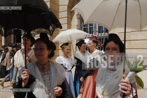 ARLES (FRANCE, PROVENCE) 1 MAY 2008 - 1 MAY HOLIDAY - FETE DES GARDIANS - HOLIDAY OF THE CAMARGUE CATTLE FARMER AND ELECTION OF ARLES QUEEN IN PLACE DE LA REPUBLIQUE ©Graziano Arici/Rosebud2 CAVALLO FESTA DEI GARDIANS COSTUME MAGGIO GIOIELLO PROVENZA CAPPELLO BAMBINO GEO