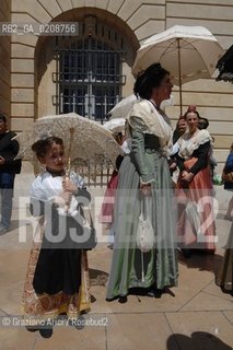 ARLES (FRANCE, PROVENCE) 1 MAY 2008 - 1 MAY HOLIDAY - FETE DES GARDIANS - HOLIDAY OF THE CAMARGUE CATTLE FARMER AND ELECTION OF ARLES QUEEN IN PLACE DE LA REPUBLIQUE ©Graziano Arici/Rosebud2 CAVALLO FESTA DEI GARDIANS COSTUME MAGGIO GIOIELLO PROVENZA CAPPELLO BAMBINO GEO