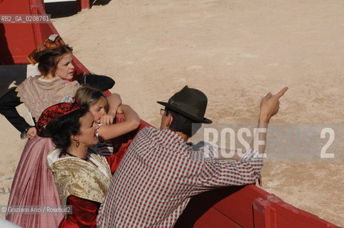 ARLES (FRANCE, PROVENCE) 1 MAY 2008 - 1 MAY HOLIDAY - FETE DES GARDIANS - HOLIDAY OF THE CAMARGUE CATTLE FARMER AND ELECTION OF ARLES QUEEN ROMAN ARENA ©Graziano Arici/Rosebud2 CAVALLO FESTA DEI GARDIANS COSTUME MAGGIO GIOIELLO PROVENZA CAPPELLO BAMBINO COURSE CAMARGUESE TORO GEO