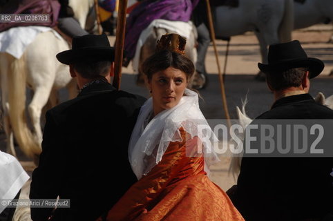 ARLES (FRANCE, PROVENCE) 1 MAY 2008 - 1 MAY HOLIDAY - FETE DES GARDIANS - HOLIDAY OF THE CAMARGUE CATTLE FARMER AND ELECTION OF ARLES QUEEN ROMAN ARENA ©Graziano Arici/Rosebud2 CAVALLO FESTA DEI GARDIANS COSTUME MAGGIO GIOIELLO PROVENZA CAPPELLO BAMBINO COURSE CAMARGUESE TORO GEO