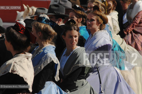 ARLES (FRANCE, PROVENCE) 1 MAY 2008 - 1 MAY HOLIDAY - FETE DES GARDIANS - HOLIDAY OF THE CAMARGUE CATTLE FARMER AND ELECTION OF ARLES QUEEN ROMAN ARENA ©Graziano Arici/Rosebud2 CAVALLO FESTA DEI GARDIANS COSTUME MAGGIO GIOIELLO PROVENZA CAPPELLO BAMBINO COURSE CAMARGUESE TORO GEO