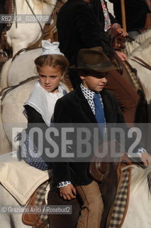 ARLES (FRANCE, PROVENCE) 1 MAY 2008 - 1 MAY HOLIDAY - FETE DES GARDIANS - HOLIDAY OF THE CAMARGUE CATTLE FARMER AND ELECTION OF ARLES QUEEN ROMAN ARENA ©Graziano Arici/Rosebud2 CAVALLO FESTA DEI GARDIANS COSTUME MAGGIO GIOIELLO PROVENZA CAPPELLO BAMBINO COURSE CAMARGUESE TORO GEO