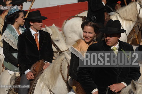 ARLES (FRANCE, PROVENCE) 1 MAY 2008 - 1 MAY HOLIDAY - FETE DES GARDIANS - HOLIDAY OF THE CAMARGUE CATTLE FARMER AND ELECTION OF ARLES QUEEN ROMAN ARENA ©Graziano Arici/Rosebud2 CAVALLO FESTA DEI GARDIANS COSTUME MAGGIO GIOIELLO PROVENZA CAPPELLO BAMBINO COURSE CAMARGUESE TORO GEO