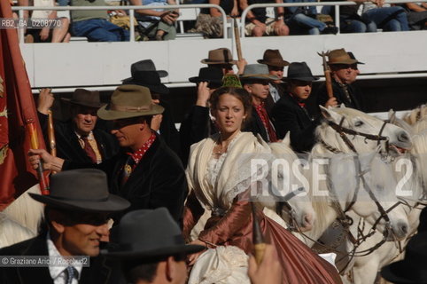 ARLES (FRANCE, PROVENCE) 1 MAY 2008 - 1 MAY HOLIDAY - FETE DES GARDIANS - HOLIDAY OF THE CAMARGUE CATTLE FARMER AND ELECTION OF ARLES QUEEN ROMAN ARENA ©Graziano Arici/Rosebud2 CAVALLO FESTA DEI GARDIANS COSTUME MAGGIO GIOIELLO PROVENZA CAPPELLO BAMBINO COURSE CAMARGUESE TORO GEO