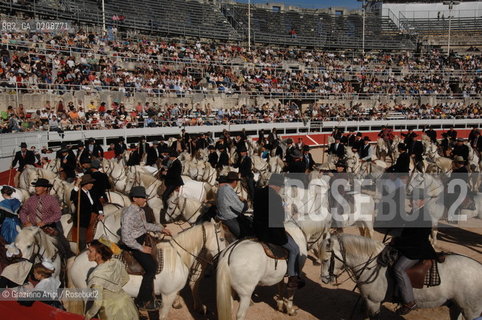 ARLES (FRANCE, PROVENCE) 1 MAY 2008 - 1 MAY HOLIDAY - FETE DES GARDIANS - HOLIDAY OF THE CAMARGUE CATTLE FARMER AND ELECTION OF ARLES QUEEN ROMAN ARENA ©Graziano Arici/Rosebud2 CAVALLO FESTA DEI GARDIANS COSTUME MAGGIO GIOIELLO PROVENZA CAPPELLO BAMBINO COURSE CAMARGUESE TORO GEO