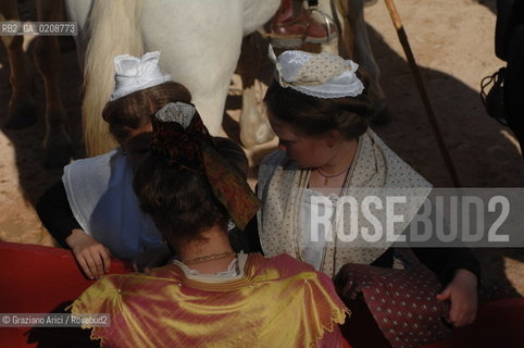 ARLES (FRANCE, PROVENCE) 1 MAY 2008 - 1 MAY HOLIDAY - FETE DES GARDIANS - HOLIDAY OF THE CAMARGUE CATTLE FARMER AND ELECTION OF ARLES QUEEN ROMAN ARENA ©Graziano Arici/Rosebud2 CAVALLO FESTA DEI GARDIANS COSTUME MAGGIO GIOIELLO PROVENZA CAPPELLO BAMBINO COURSE CAMARGUESE TORO GEO