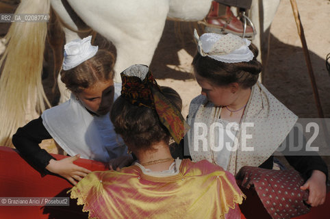 ARLES (FRANCE, PROVENCE) 1 MAY 2008 - 1 MAY HOLIDAY - FETE DES GARDIANS - HOLIDAY OF THE CAMARGUE CATTLE FARMER AND ELECTION OF ARLES QUEEN ROMAN ARENA ©Graziano Arici/Rosebud2 CAVALLO FESTA DEI GARDIANS COSTUME MAGGIO GIOIELLO PROVENZA CAPPELLO BAMBINO COURSE CAMARGUESE TORO GEO