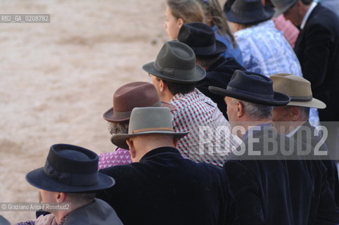 ARLES (FRANCE, PROVENCE) 1 MAY 2008 - 1 MAY HOLIDAY - FETE DES GARDIANS - HOLIDAY OF THE CAMARGUE CATTLE FARMER AND ELECTION OF ARLES QUEEN ROMAN ARENA ©Graziano Arici/Rosebud2 CAVALLO FESTA DEI GARDIANS COSTUME MAGGIO GIOIELLO PROVENZA CAPPELLO BAMBINO COURSE CAMARGUESE TORO GEO