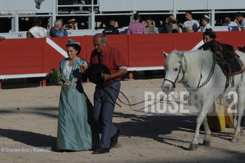 ARLES (FRANCE, PROVENCE) 1 MAY 2008 - 1 MAY HOLIDAY - FETE DES GARDIANS - HOLIDAY OF THE CAMARGUE CATTLE FARMER AND ELECTION OF ARLES QUEEN ROMAN ARENA ©Graziano Arici/Rosebud2 CAVALLO FESTA DEI GARDIANS COSTUME MAGGIO GIOIELLO PROVENZA CAPPELLO BAMBINO COURSE CAMARGUESE TORO GEO