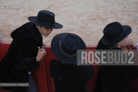 ARLES (FRANCE, PROVENCE) 1 MAY 2008 - 1 MAY HOLIDAY - FETE DES GARDIANS - HOLIDAY OF THE CAMARGUE CATTLE FARMER AND ELECTION OF ARLES QUEEN ROMAN ARENA ©Graziano Arici/Rosebud2 CAVALLO FESTA DEI GARDIANS COSTUME MAGGIO GIOIELLO PROVENZA CAPPELLO BAMBINO COURSE CAMARGUESE TORO GEO