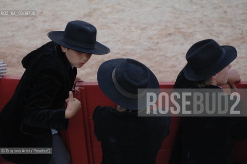 ARLES (FRANCE, PROVENCE) 1 MAY 2008 - 1 MAY HOLIDAY - FETE DES GARDIANS - HOLIDAY OF THE CAMARGUE CATTLE FARMER AND ELECTION OF ARLES QUEEN ROMAN ARENA ©Graziano Arici/Rosebud2 CAVALLO FESTA DEI GARDIANS COSTUME MAGGIO GIOIELLO PROVENZA CAPPELLO BAMBINO COURSE CAMARGUESE TORO GEO