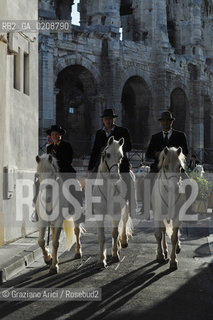 ARLES (FRANCE, PROVENCE) 1 MAY 2008 - 1 MAY HOLIDAY - FETE DES GARDIANS - HOLIDAY OF THE CAMARGUE CATTLE FARMER AND ELECTION OF ARLES QUEEN ROMAN ARENA ©Graziano Arici/Rosebud2 CAVALLO FESTA DEI GARDIANS COSTUME MAGGIO GIOIELLO PROVENZA CAPPELLO BAMBINO COURSE CAMARGUESE TORO GEO