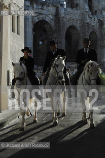ARLES (FRANCE, PROVENCE) 1 MAY 2008 - 1 MAY HOLIDAY - FETE DES GARDIANS - HOLIDAY OF THE CAMARGUE CATTLE FARMER AND ELECTION OF ARLES QUEEN ROMAN ARENA ©Graziano Arici/Rosebud2 CAVALLO FESTA DEI GARDIANS COSTUME MAGGIO GIOIELLO PROVENZA CAPPELLO BAMBINO COURSE CAMARGUESE TORO GEO