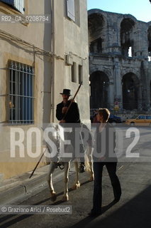 ARLES (FRANCE, PROVENCE) 1 MAY 2008 - 1 MAY HOLIDAY - FETE DES GARDIANS - HOLIDAY OF THE CAMARGUE CATTLE FARMER AND ELECTION OF ARLES QUEEN ROMAN ARENA ©Graziano Arici/Rosebud2 CAVALLO FESTA DEI GARDIANS COSTUME MAGGIO GIOIELLO PROVENZA CAPPELLO BAMBINO COURSE CAMARGUESE TORO GEO