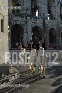ARLES (FRANCE, PROVENCE) 1 MAY 2008 - 1 MAY HOLIDAY - FETE DES GARDIANS - HOLIDAY OF THE CAMARGUE CATTLE FARMER AND ELECTION OF ARLES QUEEN ROMAN ARENA ©Graziano Arici/Rosebud2 CAVALLO FESTA DEI GARDIANS COSTUME MAGGIO GIOIELLO PROVENZA CAPPELLO BAMBINO COURSE CAMARGUESE TORO GEO