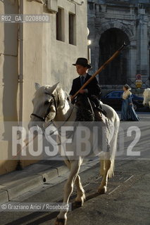 ARLES (FRANCE, PROVENCE) 1 MAY 2008 - 1 MAY HOLIDAY - FETE DES GARDIANS - HOLIDAY OF THE CAMARGUE CATTLE FARMER AND ELECTION OF ARLES QUEEN ROMAN ARENA ©Graziano Arici/Rosebud2 CAVALLO FESTA DEI GARDIANS COSTUME MAGGIO GIOIELLO PROVENZA CAPPELLO BAMBINO COURSE CAMARGUESE TORO GEO