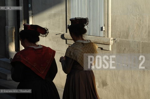 ARLES (FRANCE, PROVENCE) 1 MAY 2008 - 1 MAY HOLIDAY - FETE DES GARDIANS - HOLIDAY OF THE CAMARGUE CATTLE FARMER AND ELECTION OF ARLES QUEEN ROMAN ARENA ©Graziano Arici/Rosebud2 CAVALLO FESTA DEI GARDIANS COSTUME MAGGIO GIOIELLO PROVENZA CAPPELLO BAMBINO COURSE CAMARGUESE TORO GEO