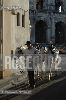 ARLES (FRANCE, PROVENCE) 1 MAY 2008 - 1 MAY HOLIDAY - FETE DES GARDIANS - HOLIDAY OF THE CAMARGUE CATTLE FARMER AND ELECTION OF ARLES QUEEN ROMAN ARENA ©Graziano Arici/Rosebud2 CAVALLO FESTA DEI GARDIANS COSTUME MAGGIO GIOIELLO PROVENZA CAPPELLO BAMBINO COURSE CAMARGUESE TORO GEO