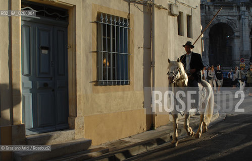 ARLES (FRANCE, PROVENCE) 1 MAY 2008 - 1 MAY HOLIDAY - FETE DES GARDIANS - HOLIDAY OF THE CAMARGUE CATTLE FARMER AND ELECTION OF ARLES QUEEN ROMAN ARENA ©Graziano Arici/Rosebud2 CAVALLO FESTA DEI GARDIANS COSTUME MAGGIO GIOIELLO PROVENZA CAPPELLO BAMBINO COURSE CAMARGUESE TORO GEO