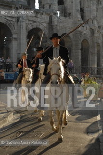 ARLES (FRANCE, PROVENCE) 1 MAY 2008 - 1 MAY HOLIDAY - FETE DES GARDIANS - HOLIDAY OF THE CAMARGUE CATTLE FARMER AND ELECTION OF ARLES QUEEN ROMAN ARENA ©Graziano Arici/Rosebud2 CAVALLO FESTA DEI GARDIANS COSTUME MAGGIO GIOIELLO PROVENZA CAPPELLO BAMBINO COURSE CAMARGUESE TORO GEO