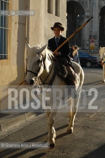 ARLES (FRANCE, PROVENCE) 1 MAY 2008 - 1 MAY HOLIDAY - FETE DES GARDIANS - HOLIDAY OF THE CAMARGUE CATTLE FARMER AND ELECTION OF ARLES QUEEN ROMAN ARENA ©Graziano Arici/Rosebud2 CAVALLO FESTA DEI GARDIANS COSTUME MAGGIO GIOIELLO PROVENZA CAPPELLO BAMBINO COURSE CAMARGUESE TORO GEO