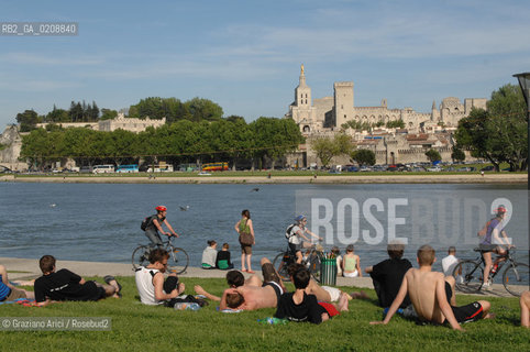 AVIGNONE (FRANCE PROVENCE) MAY 2008 - THE TOWN OF AVIGNON AND THE RHONE RIVER ©Graziano Arici/Rosebud2 PROVENZA GIOVANE SOLE FIUME RODANO GEO