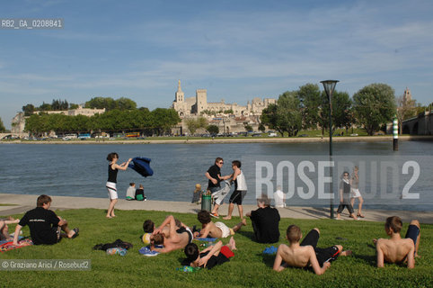 AVIGNONE (FRANCE PROVENCE) MAY 2008 - THE TOWN OF AVIGNON AND THE RHONE RIVER ©Graziano Arici/Rosebud2 PROVENZA GIOVANE SOLE FIUME RODANO GEO