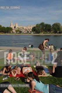 AVIGNONE (FRANCE PROVENCE) MAY 2008 - THE TOWN OF AVIGNON AND THE RHONE RIVER ©Graziano Arici/Rosebud2 PROVENZA GIOVANE SOLE FIUME RODANO GEO