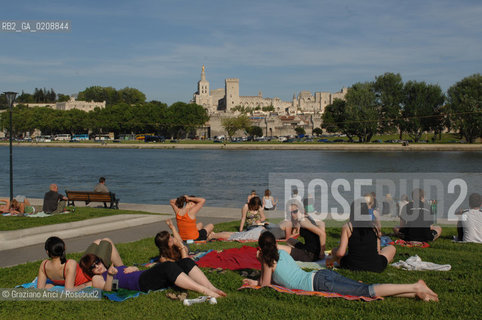 AVIGNONE (FRANCE PROVENCE) MAY 2008 - THE TOWN OF AVIGNON AND THE RHONE RIVER ©Graziano Arici/Rosebud2 PROVENZA GIOVANE SOLE FIUME RODANO GEO