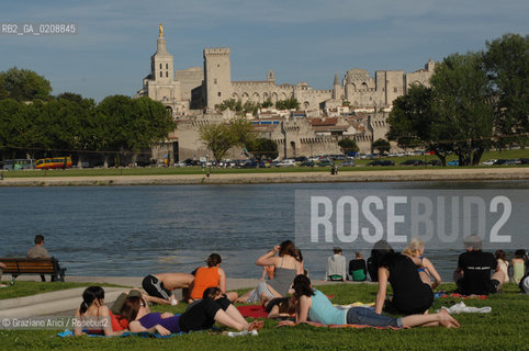 AVIGNONE (FRANCE PROVENCE) MAY 2008 - THE TOWN OF AVIGNON AND THE RHONE RIVER ©Graziano Arici/Rosebud2 PROVENZA GIOVANE SOLE FIUME RODANO GEO