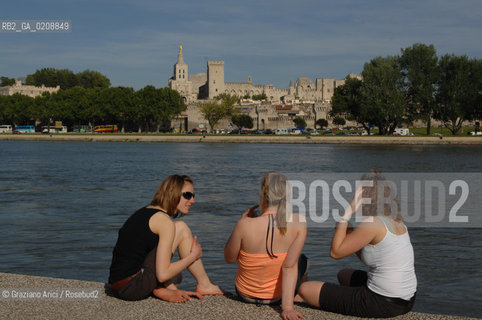 AVIGNONE (FRANCE PROVENCE) MAY 2008 - THE TOWN OF AVIGNON AND THE RHONE RIVER ©Graziano Arici/Rosebud2 PROVENZA GIOVANE SOLE FIUME RODANO GEO