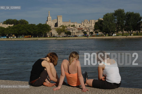 AVIGNONE (FRANCE PROVENCE) MAY 2008 - THE TOWN OF AVIGNON AND THE RHONE RIVER ©Graziano Arici/Rosebud2 PROVENZA GIOVANE SOLE FIUME RODANO GEO