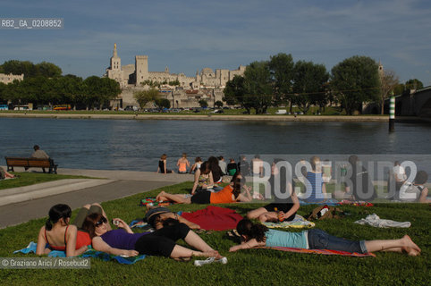 AVIGNONE (FRANCE PROVENCE) MAY 2008 - THE TOWN OF AVIGNON AND THE RHONE RIVER ©Graziano Arici/Rosebud2 PROVENZA GIOVANE SOLE FIUME RODANO GEO