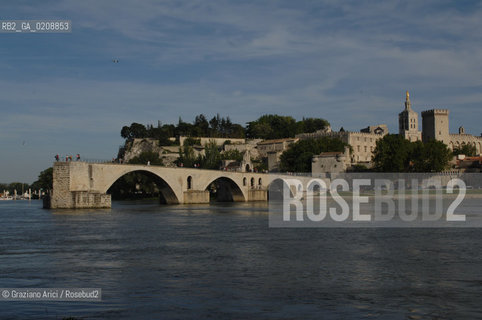 AVIGNONE (FRANCE PROVENCE) MAY 2008 - THE TOWN OF AVIGNON THE RHONE RIVER, THE ST BENEZET BRIDGE AND THE POPES PALACE ©Graziano Arici/Rosebud2 PROVENZA FIUME RODANO PONTE GEO
