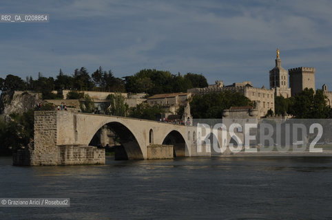 AVIGNONE (FRANCE PROVENCE) MAY 2008 - THE TOWN OF AVIGNON THE RHONE RIVER, THE ST BENEZET BRIDGE AND THE POPES PALACE ©Graziano Arici/Rosebud2 PROVENZA FIUME RODANO PONTE GEO