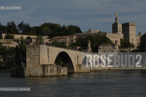 AVIGNONE (FRANCE PROVENCE) MAY 2008 - THE TOWN OF AVIGNON THE RHONE RIVER, THE ST BENEZET BRIDGE AND THE POPES PALACE ©Graziano Arici/Rosebud2 PROVENZA FIUME RODANO PONTE GEO