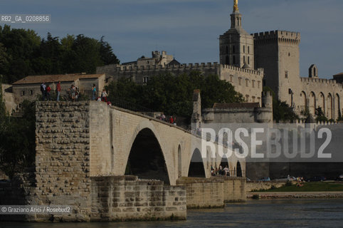 AVIGNONE (FRANCE PROVENCE) MAY 2008 - THE TOWN OF AVIGNON THE RHONE RIVER, THE ST BENEZET BRIDGE AND THE POPES PALACE ©Graziano Arici/Rosebud2 PROVENZA FIUME RODANO PONTE GEO