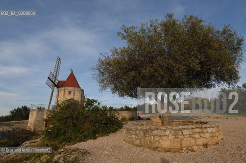 ST. REMY-DE-PROVENCE (FRANCE PROVENCE) MAY 2008 - THE ALPHONSE DAUDET MILL ©Graziano Arici/Rosebud2 MULINO LETTERATURA PROVENZA  GEO