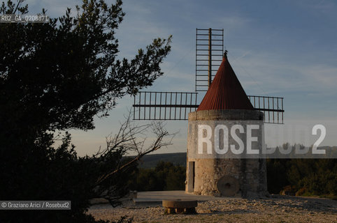 ST. REMY-DE-PROVENCE (FRANCE PROVENCE) MAY 2008 - THE ALPHONSE DAUDET MILL ©Graziano Arici/Rosebud2 MULINO LETTERATURA PROVENZA  GEO