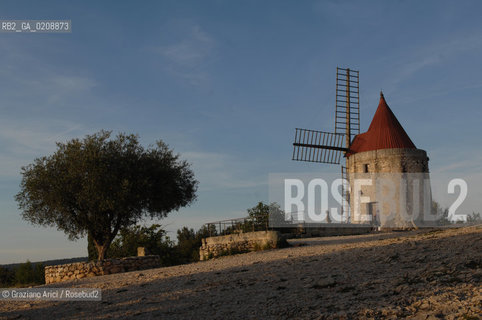 ST. REMY-DE-PROVENCE (FRANCE PROVENCE) MAY 2008 - THE ALPHONSE DAUDET MILL ©Graziano Arici/Rosebud2 MULINO LETTERATURA PROVENZA  GEO
