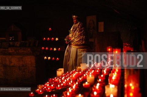 SAINTES MARIES-DE LA-MER (FRANCE PROVENCE) MAY 2008 - NOTRE-DAME- DE-LA-MER CHURC: ST.SARAH STATUE ©Graziano Arici/Rosebud2 CHIESA RELIGIONE CANDELA CAMARGUE PROVENZA GEO