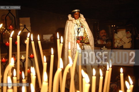 SAINTES MARIES-DE LA-MER (FRANCE PROVENCE) MAY 2008 - NOTRE-DAME- DE-LA-MER CHURC: ST.SARAH STATUE ©Graziano Arici/Rosebud2 CHIESA RELIGIONE CANDELA CAMARGUE PROVENZA GEO