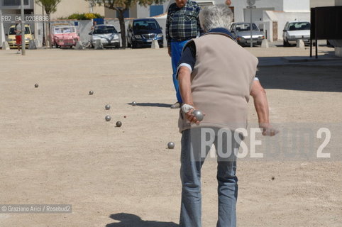 SAINTES MARIES-DE LA-MER (FRANCE PROVENCE) MAY 2008 - MEN PLAYNG THE PETANQUE GAME IN THE VILLAGE ©Graziano Arici/Rosebud2 BOCCE CAMARGUE PROVENZA GEO