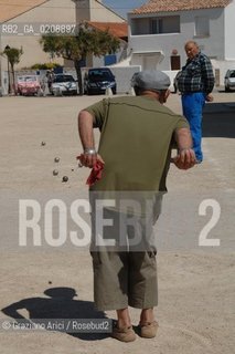 SAINTES MARIES-DE LA-MER (FRANCE PROVENCE) MAY 2008 - MEN PLAYNG THE PETANQUE GAME IN THE VILLAGE ©Graziano Arici/Rosebud2 BOCCE CAMARGUE PROVENZA GEO
