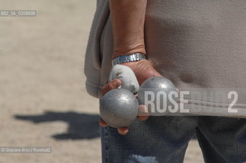 SAINTES MARIES-DE LA-MER (FRANCE PROVENCE) MAY 2008 - MEN PLAYNG THE PETANQUE GAME IN THE VILLAGE ©Graziano Arici/Rosebud2 BOCCE CAMARGUE PROVENZA GEO