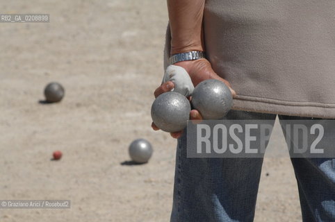 SAINTES MARIES-DE LA-MER (FRANCE PROVENCE) MAY 2008 - MEN PLAYNG THE PETANQUE GAME IN THE VILLAGE ©Graziano Arici/Rosebud2 BOCCE CAMARGUE PROVENZA GEO