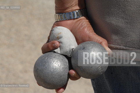 SAINTES MARIES-DE LA-MER (FRANCE PROVENCE) MAY 2008 - MEN PLAYNG THE PETANQUE GAME IN THE VILLAGE ©Graziano Arici/Rosebud2 BOCCE CAMARGUE PROVENZA GEO